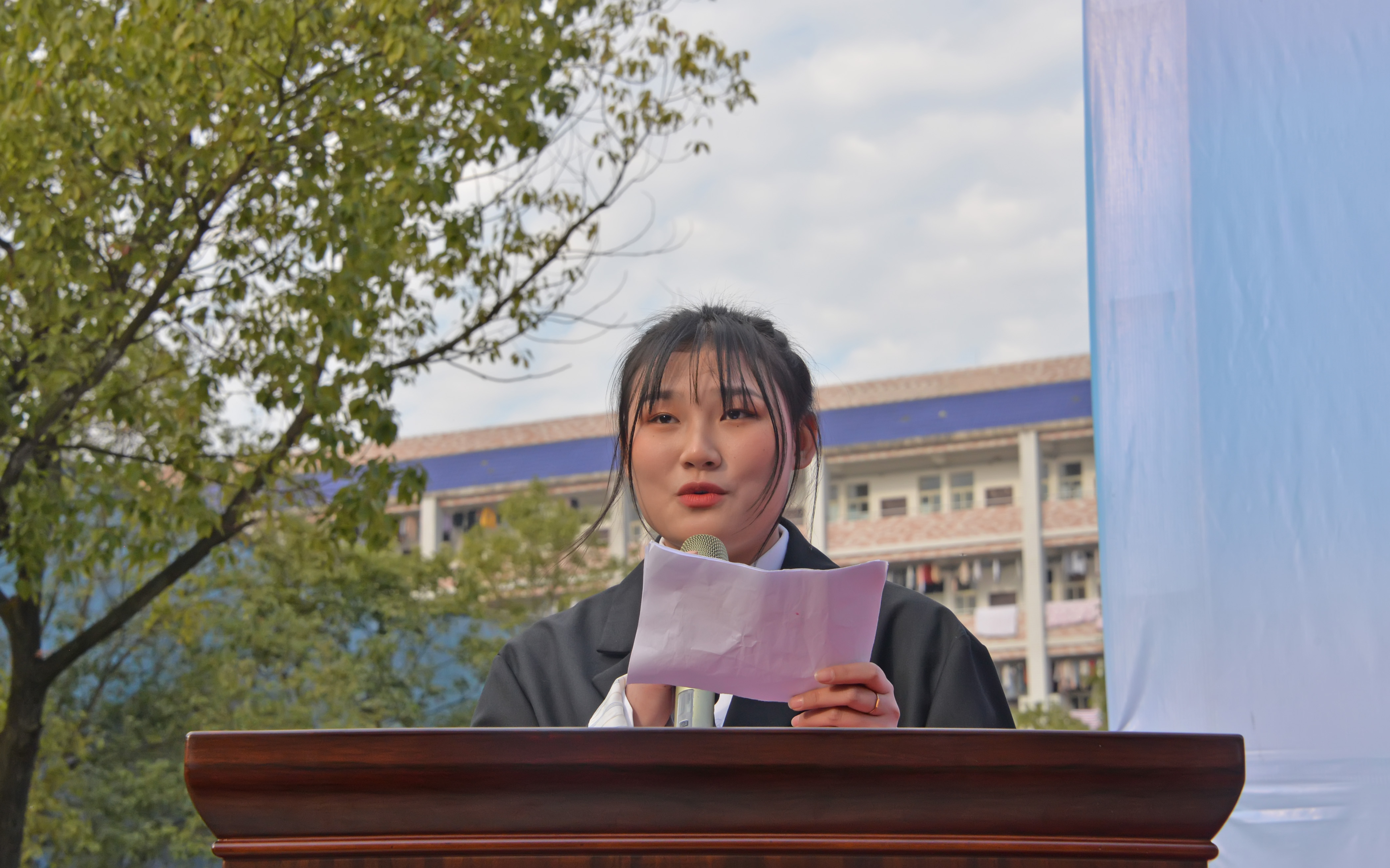 汽车工程系学生颜沁之代表学生发言