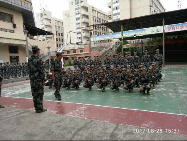 中汽修1701班入校军训